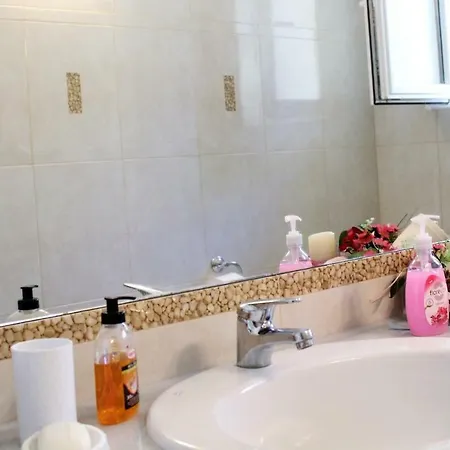 Vanas Holiday House בית נופש *